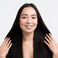 Temukan perawatan rambut yang menutrisi dan memperkuat dari akarnya agar rambut tetap sehat dan kuat. (Sumber: Freepik).