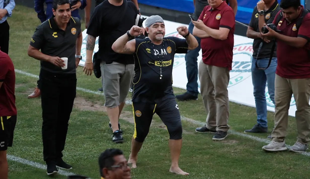 Legenda Argentina, Diego Maradona menyapa suporter setelah latihan di Stadion Banorte, Meksiko,(10/9). Maradona sendiri pernah menangani beberapa klub dan sempat melatih timnas Argentina. (AP Photo/Marco Ugarte)