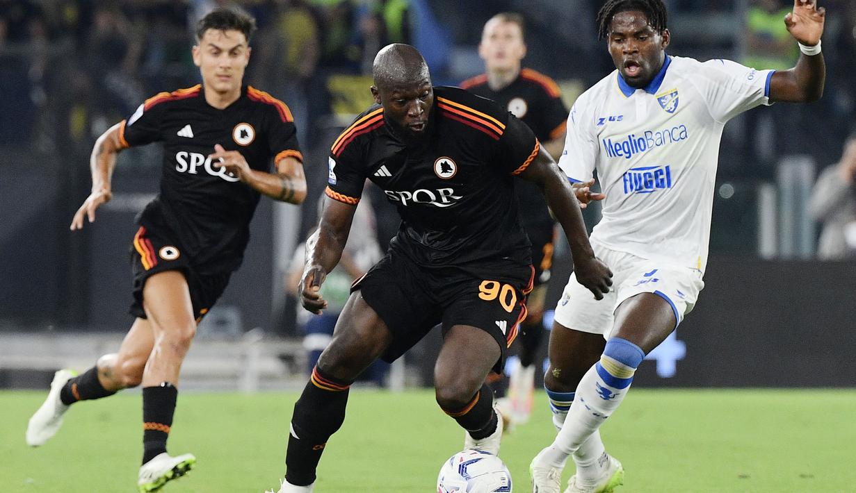 Pemain AS Roma, Romelu Lukaku, berusaha melewati pemain Frosinone, Caleb Okoli,pada laga pekan ketujuh Serie A 2023/2024 di Stadion Olimpico, Roma, Senin (02/10/2023). AS Roma menang dengan skor 2-0. (AFP/Filippo Monteforte)