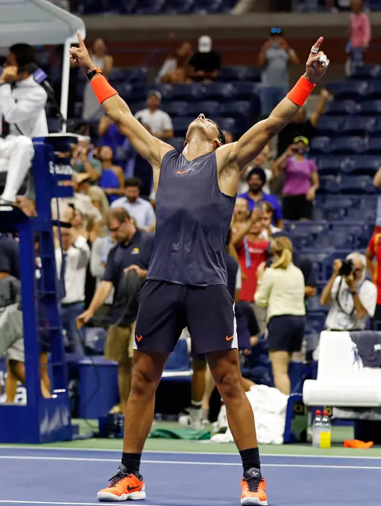 Petenis Spanyol, Rafael Nadal berselebrasi setelah memenangkan pertandingan perempat final turnamen AS Terbuka di New York, AS, (5/9). Nadal berhasil melaju ke babak semifinal setelah mengalahkan Dominic Thiem dari Austria. (AP Photo/Adam Hunger)