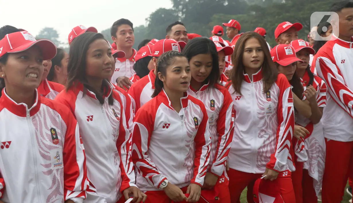 Sejumlah atlet perempuan berpose saat pelepasan Kontingen Indonesia untuk SEA Games 2019 Filipina di Istana Bogor, Jawa Barat, Rabu (27/11/2019). Sebanyak 841 atlet Indonesia akan berlaga di 52 cabang olahraga pada ajang multievent olahraga terbesar se-Asia Tenggara. (Liputan6.com/Angga Yuniar)