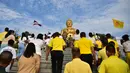 Umat Buddha menuju patung Buddha raksasa saat mereka memperingati Hari Makha Bucha di kota Narathiwat, Thailand selatan (6/3/2023). Hari raya ini dirayakan untuk mengenang suatu peristiwa ketika sang Buddha bertemu dengan 1250 murid pertamanya dan karena untuk mengenang peristiwa tersebut hari raya ini juga disebut sebagai hari raya Sangha. (AFP/Madaree Tohlala)