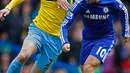 Gelandang Chelsea, Eden Hazard (kanan) berusaha melewati gelandang Crystal Palace Jordon Mutch saat Laga Liga Premier Inggris di Stamford Bridge, Minggu (3/5/2015). Chelsea menang 1-0 atas Crystal Palace. (Reuters/Carl Recine)