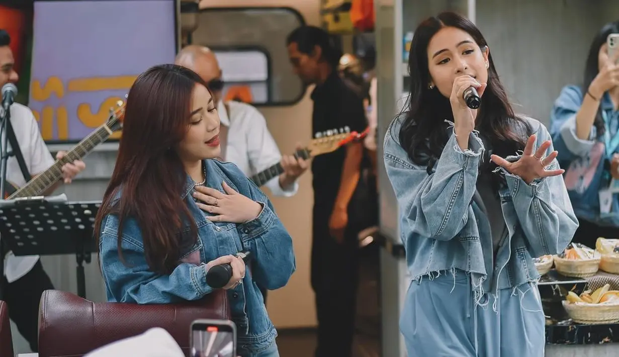 Satu momen menarik Ketika Brisia Jodie berduet bernyanyi Bersama Maudy Ayunda yang juga memadukan jaket denimnya dengan celana panjang biru. [Foto: Instagram/brisiajodie96]