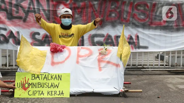 FOTO: Tolak UU Cipta Kerja, Buruh di Cikarang Mogok Kerja