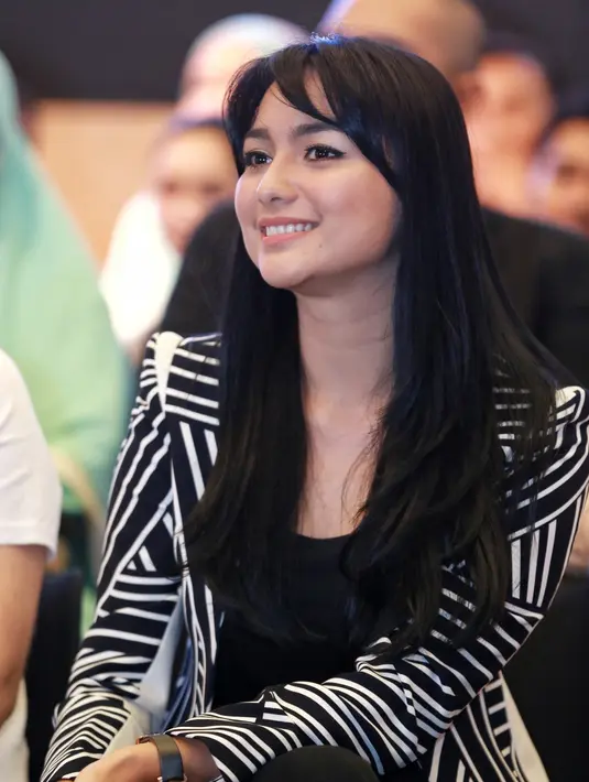 Itulah peran baru Citra Kirana dalam sinetron terbarunya Orang-Orang Kampung Duku yang akan ditayangkan di SCTV mulai 20 Februari mendatang. Ia menjadi penyanyi dangdut yang keliling kampung. (Adrian Putra/Bintang.com)