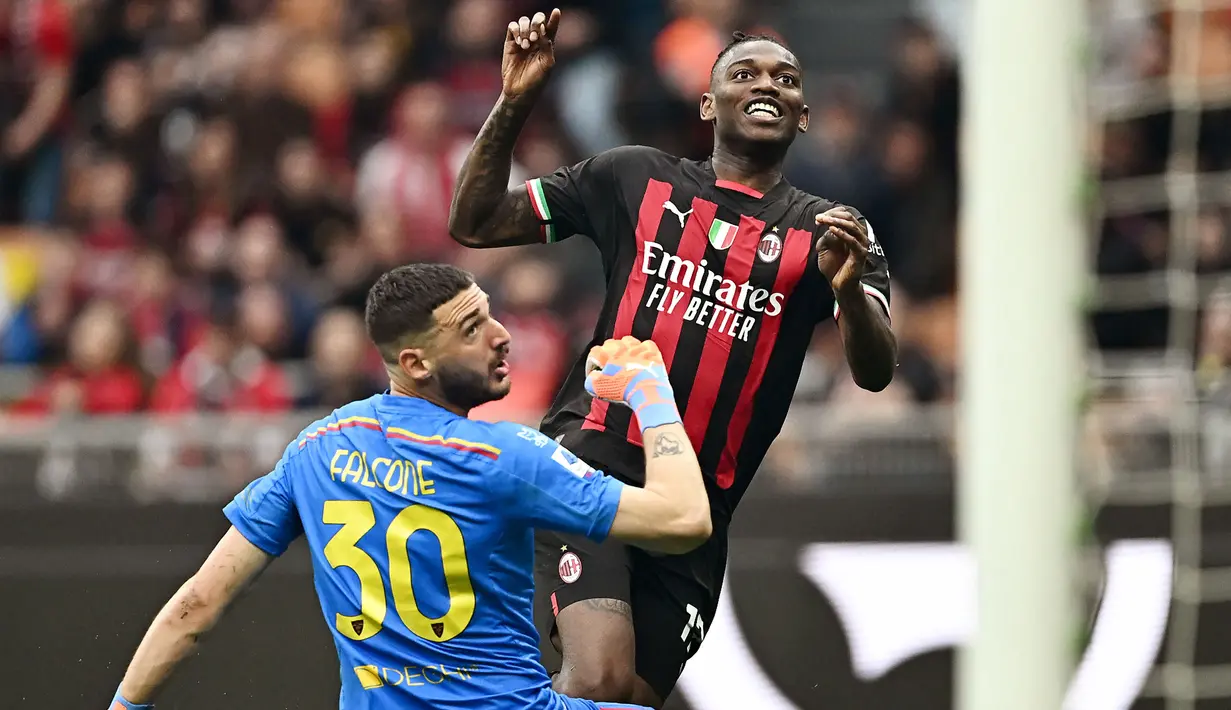 Wladimiro Falcone yang baru dipermanenkan Lecce dari Sampdoria pada awal musim 2023/2024 setelah sempat berstatus pinjaman selama semusim langsung menyegel posisi kiper utama pada 2022/2023 menggeser posisi Marco Bleve yang akhirnya dipinjamkan ke Carrarese. Masih berstatus kiper utama pada 2023/2024, ia selalu tampil 90 menit penuh dalam 18 laga Lecce di Serie A dengan raihan 2 kali clean sheet dan kebobolan 24 gol. Lecce pun menempati posisi ke-13 pada klasemen sementara. (AFP/Gabriel Bouys)