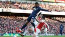 Marcus Rashford dihentikan Sokratis Papasthatopoulus pada laga lanjutan Premier League yang berlangsung di Stadion Emirates, London, Minggu (10/3). Arsenal menang 2-0 atas Man United. (AFP/Ben Stansall)