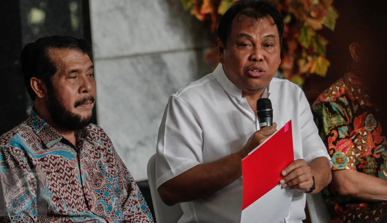 Ketua MK, Arief Hidayat memberi keterangan saat konferensi pers di Jakarta, Jumat (27/1). MK memutuskan membebastugaskan Hakim Konstitusi Patrialis Akbar pascatertangkap tangan oleh KPK. (Liputan6.com/Faizal Fanani)