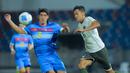 Pemain Timnas Indonesia U-22, Dony Tri Pamungkas, berebut bola dengan pemain Filipina U-22, Gabriel Guimaraes pada laga Grup C SEA Games 2025 di 700th Anniversary Stadium, Senin (8/12/2025). (Bola.com/Bagaskara Lazuardi)