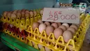 Sebuah tanda bertuliskan harga telur per kilogram di salah satu lapak Pasar Mega, Gunung Putri, Kabupaten Bogor, Jawa Barat, Senin (5/9/2022). Menurut pedagang, harga telur saat ini masih relatif stabil dan belum terasa dampaknya akibat dari kenaikan harga bahan bakar minyak (BBM). (Liputan6.com/Magang/Aida Nuralifa)