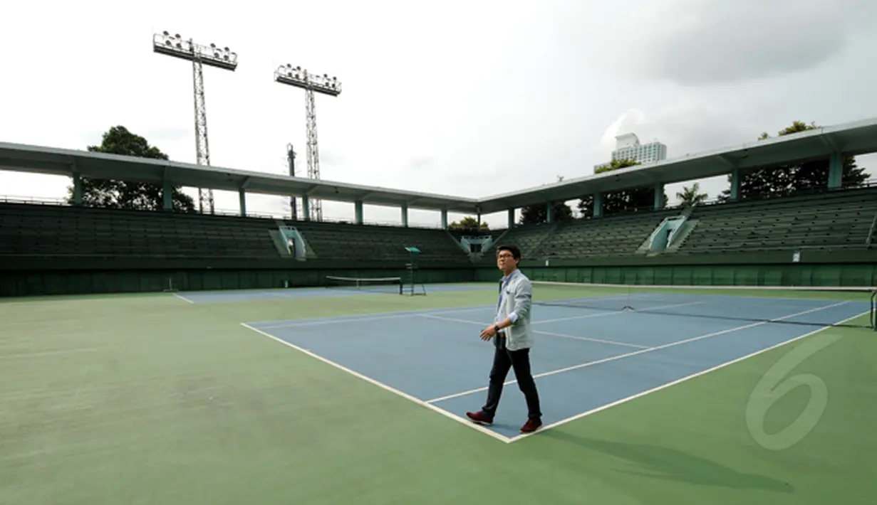 Salah satu perwakilan delegasi OCA meninjau lapangan tenis di sekitar Gelora Bung Karno, Jakarta, Senin (26/1/2015). Delegasi OCA meninjau beberapa tempat penyelenggaraan Asian Games 2018 di sekitar Gelora Bung Karno. (Liputan6.com/Helmi Fithriansyah)
