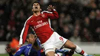 6. Eduardo (Arsenal), patah kaki yang menimpanya saat melawan Birmingham pada tahun 2008 membuat kariernya runtuh. Tahun 2010, striker kelahiran Brasil itu dibuang ke Shakhtar Donetsk karena performanya menurun drastis. (AFP/Adrian Dennis)