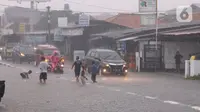 Pengendara terjebak banjir yang menggenangi jalan Bayangkara Pusdiklat, Kota Tangerang Selatan, Banten, Selasa (2/11/2021). Ada potensi hujan lebat dengan intensitas lebih dari 50 milimeter (mm) per hari. (Liputan6.com/Angga Yuniar)