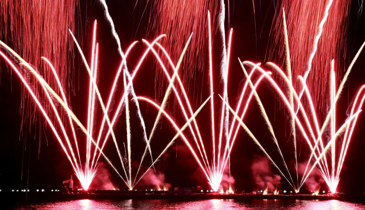 Pertunjukan kembang api dari Pandora-Pyrotechnie asal Perancis pada Kompetisi Pyromusical Internasional di Manila, Filipina, Sabtu (10/3). Sejumlah produsen kembang api dari beberapa negara berpartisipasi di kompetisi tahunan ini. (AP/Bullit Marquez)