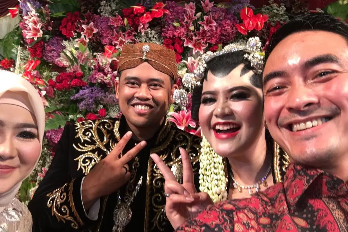 Zumi Zola dan Istri di Pernikahan Kahiyang Ayu
