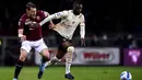 Pemain Torino Andrea Belotti (kiri) memperebutkan bola dengan pemain AC Milan Pierre Kalulu pada pertandingan sepak bola Serie A di Olimpico Grande Torino Stadium, Turin, Italia, 10 April 2022. Pertandingan berakhir tanpa gol. (Fabio Ferrari/LaPresse via AP)