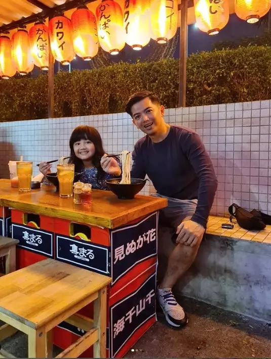 <p>Nicky Tirta yang kini juga menggeluti dunia kuliner pun terlihat sering mengajak sang putri menjajal beragam makanan. (Foto: Instagram/nickytirta)</p>