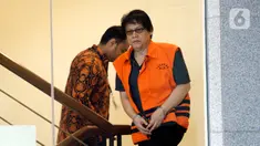 Mantan Kepala Dinas Pengelolaan Keuangan dan Aset Daerah Kota Bandung Herry Nurhayat tiba di Gedung KPK, Jakarta, Rabu (12/2/2020). Herry akan diperiksa sebagai tersangka kasus dugaan korupsi pengadaan tanah untuk RTH di lingkungan Pemkot Bandung tahun 2012-2013. (merdeka.com/Dwi Narwoko)