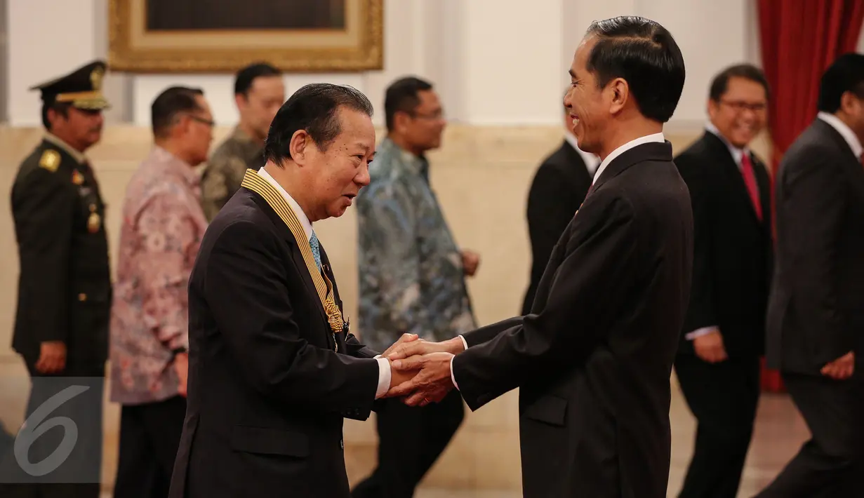 Presiden Joko Widodo memberi ucapan selamat kepada Mr. Toshihiro Nikai, Istana Negara, Jakarta, Senin (23/11/15). Jokowi memberi penganugerahan kepada Ketua Liga Parlemen Jepang-Indonesia Mr. Toshihiro Nikai. (Liputan6.com/Faizal Fanani)