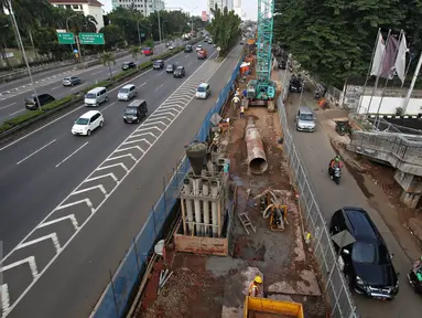 Sejumlah kendaraan melintas di dekat pembangunan proyek MRT di Jalan R. A Kartini, Jakarta Selatan, Senin (4/4). Proyek yang memakan separuh badan jalan tersebut menyebabkan kemacetan, terutama saat jam sibuk. (Liputan6.com/Immanuel Antonius)