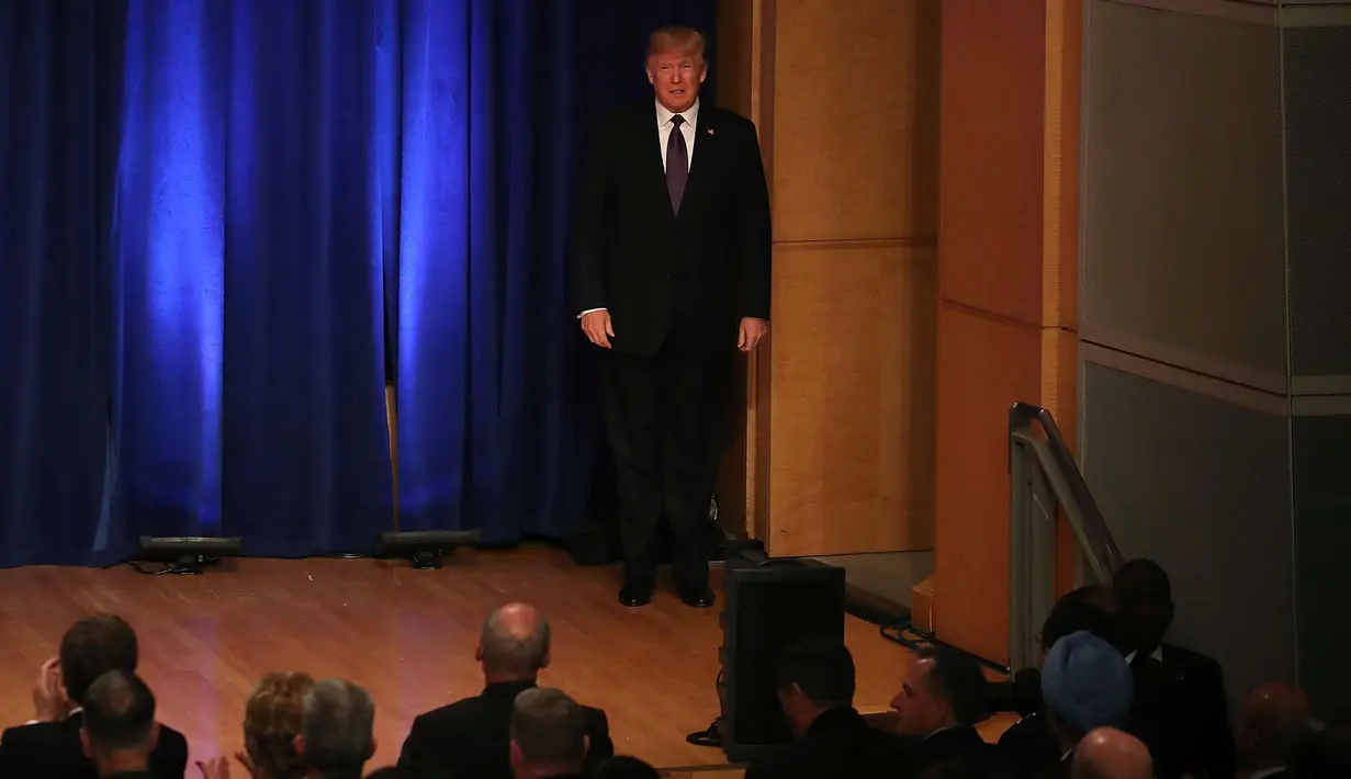 Presiden A.S. Donald Trump bersiap menyampaikan pidato tentang Strategi Keamanan Nasional di Gedung Ronald Reagan dan Pusat Perdagangan Internasional di Washington, DC, (18/12). (AFP Photo/Mark Wilson)