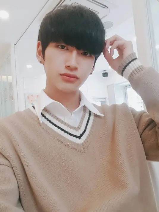 Tak selang beberapa lama, foto itu pun dihapus oleh Kim Tae Dong. Melalui akun Instagram-nya, ia pun menjelaskan mengapa dirinya memutuskan utnuk bekerja paruh waktu di kafe. (Foto: instagram.com/tae____dong)