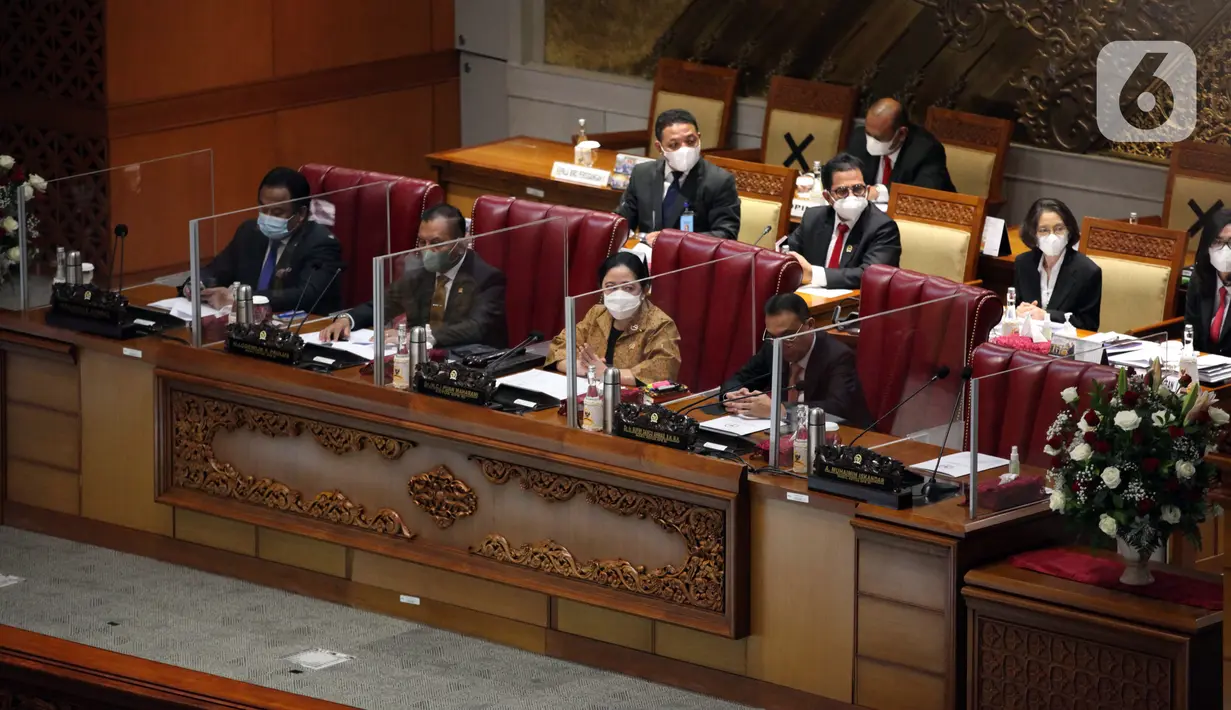 Ketua DPR Puan Maharani (kedua kanan), Wakil Ketua DPR Lodewijk F. Paulus (kedua kiri), Sufmi Dasco Ahmad (kanan), Rachmat Gobel (kiri) saat Sidang Paripurna di Kompleks Parlemen, Jakarta, Senin (8/11/2021). (Liputan6.com/Johan Tallo)