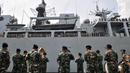 Suasana upacara militer saat menyambut kedatangan kapal perang HMS Albion di Pelabuhan Tanjung Priok, Jakarta, Minggu (22/4). Kapal HMS Albion rencananya akan bersandar selama tiga hari di Jakarta. (Merdeka.com/Iqbal S. Nugroho)