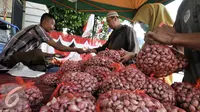 Petugas melayani warga yang membeli bawang merah dengan harga murah, Jakarta, Rabu (10/8/2016). Kementerian Pertanian menggelar kios pasar murah dengan menjual bawang merah dengan harga Rp 26.000/kg. (Liputan6.com/Yoppy Renato)