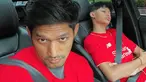 Begini potret Ibnu Jamil dan Dhofin saat akan berangkat ke GBK. Uniknya, Dhofin menggunakan jersey Liverpool alih-alih memakai jersey timnas Indonesia. Sampai di stadion, Ibnu Jamil dan Dhofin disambut sejumlah orang yang mengantarkannya masuk melalui pintu lobi timur GBK.
(Liputan6.com/IG/@ibnujamilo)