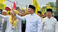 Iring-iringan Andika Hazrumy Daftar ke KPU Kabupaten Serang. (Rabu, 28/08/2024). (Yandhi Deslatama/Liputan6.com).