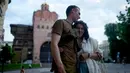Komika Serhiy Lipko dan Anastasia Zukhvala berpelukan saat wawancara dengan The Associated Press pada hari pernikahan mereka di Kyiv, Ukraina,  11 Juni 2022. Lipko dan Zukhvala termasuk di antara mereka yang menggunakan humor sebagai senjata, tapi dia akan segera memiliki senjata sungguhan di tangannya karena dia akan berperang. (AP Photo/Natacha Pisarenko)