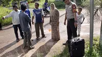 Polisi dan warga melihat tas koper yang didalamnya bersi bayi ditemukan oleh warga Perumahan Villa Paradise, Batuaji, Selasa (9/1). (DALIL HARAHAP/BATAM POS/Jawa Pos Group)