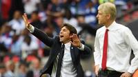 Pelatih Arsenal, Arsene Wenger dan pelatih Chelsea, Antonio Conte pada laga final Piala FA di Stadion Wembley, Sabtu (27/5/2017). Arsenal menang 2-1. (EPA/Andy Rain)