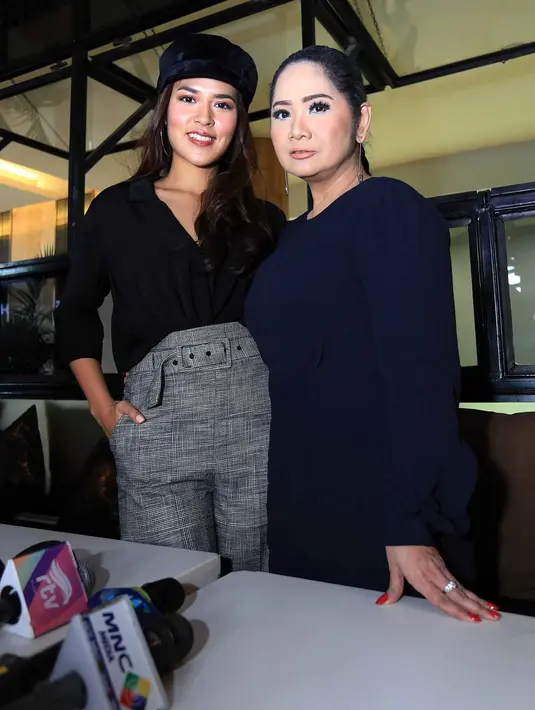 Vina dan Raisa akan tampil mengisi acara bertajuk The Best of 2 Divas Concert di hotel Tentrem, Yogyakarta. Meski bukan kali pertama tampil dalam satu panggung, Raisa mengaku sangat antusias bisa kembali tampil bersama. (Deki Prayoga/Bintang.com)