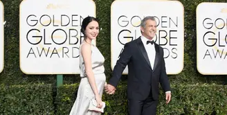 Ajang penghargaan Golden Globe Award nampaknya menjadi malam yang tak ingin dilewati oleh para selebriti Hollywood. Termasuk sutradara terkenal Mel Gibson yang mengajak kekasihnya hadir di tempat itu. (AFP/Bintang.com)