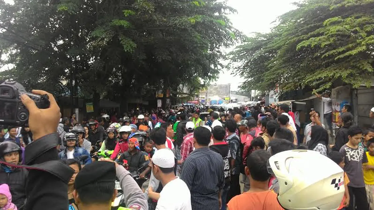Lautan Manusia Tutupi Pintu TPU Tempat Olga Syahputra Dimakamkan