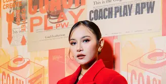 Mahalini tampil dengan gaya yang bold dan penuh percaya diri dari koleksi Coach Fall 2024. [Foto: Coach]