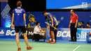 Ganda Campuran Indonesia, Edi Subaktiar/Gloria E Widjaja mendapat perawatan saat melawan Yuta Watanabe/Arisa Higashino (Jepang) di Indonesia Open 2017 di Jakarta, Selasa (13/6). Edi/Gloria kalah 18-21, 21-13, 17-21. (Liputan6.com/Helmi Fithriansyah)