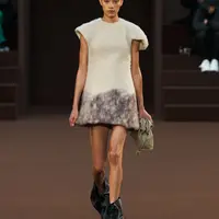 Jonathan Anderson, Direktur Kreatif j LOEWE untuk koleksi terbaru Loewe fall 2022, mengistimewakan kesenangan mencet-mencet ini menjadi detail high fashion.