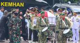 Personel Tentara Nasional Indonesia (TNI) bersiap menjalankan prosesi pemakaman mantan Menteri Pertahanan, Juwono Sudarsono, di Taman Makam Pahlawan Nasional (TMPN), Kalibata, Jakarta, Minggu (29/3/2026). (merdeka.com/Arie Basuki)