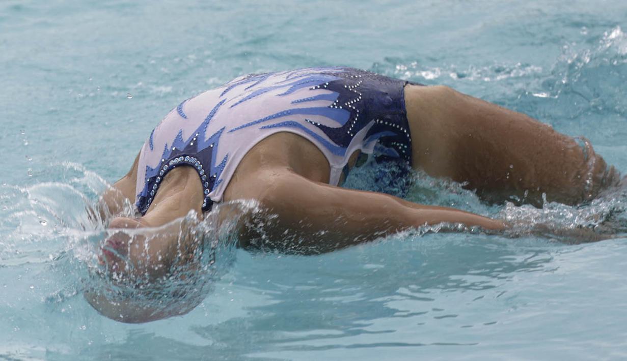 Perenang indah Kalimantan Timur, Sabrina Ayunda Kusumah, tampil untuk nomor perorangan pada PON XIX di Kolam Renang UPI, Bandung, Jawa Barat, Kamis (22/9/2016). (Bola.com/Vitalis Yogi Trisna)