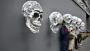 Sejumlah replika tengkorak dihias saat pameran dan kontes di perayaan Hari Kematian di Mexico City (1/11). Perayaan tradisional ini dimulai pada tengah malam pada malam tanggal 1 dan 2 November setiap tahunnya. (AFP Photo/Yuri Cortez)