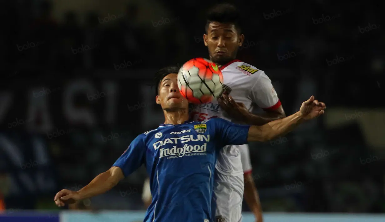 Pemain Persib Bandung, Kim Kurniawan berebut bola dengan pemain Bali United, Syakir Sulaiman pada laga Torabika Soccer Championship 2016 di Stadion Si Jalak Harupat, Soreang, Bandung, Sabtu (14/5/2016). (Bola.com/Nicklas Hanoatubun)