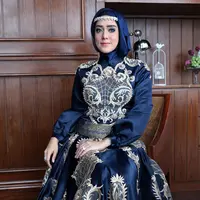 Tidak hanya mengajak anggota keluarganya, dalam momen bahagianya ini, Sonny juga menyertakan beberapa bingkisan yang sebelumnya sudah disiapkan anggota keluarganya. (Deki Prayoga/Bintang.com)