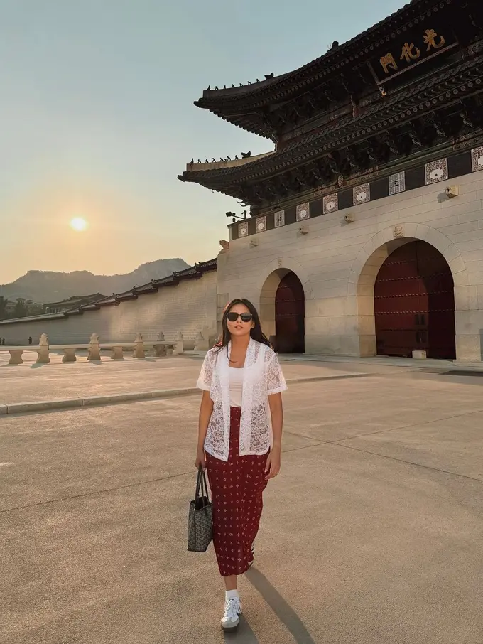 Bukan Hanbok, 3 Gaya Yunita Siregar Bangga Tampil Berkebaya saat Liburan di Korea Selatan