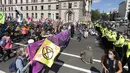 Para pengunjuk rasa mengikuti demonstrasi bertajuk Extinction Rebellion di London, Inggris  (1/9/2020). Berdasarkan rencana kelompok pegiat lingkungan Extinction Rebellion, para aktivis mereka memblokade sejumlah ruas jalan di London, Manchester, dan Cardiff pada 1 September. (Xinhua)