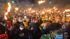 Umat muslim mengikuti pawai obor menyambut datangnya bulan suci Ramadhan di Medan, Sumatera Utara, Indonesia, 30 Maret 2022. Indonesia baru-baru ini mencabut pembatasan untuk memungkinkan dimulainya kembali praktik tradisional selama bulan suci Ramadhan. (Muhammad Zulfan Dalimunthe/AFP)