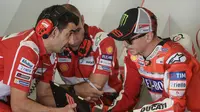 Pembalap Ducati, Jorge Lorenzo tengah berdiskusi dengan krunya pada balapan MotoGP Catalunya 2017. (Josep LAGO / AFP)